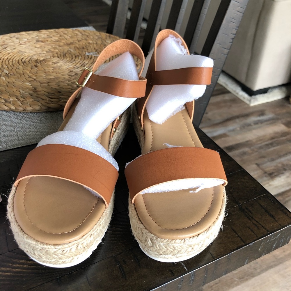 Women’s adjustable, open-toed platform shoes